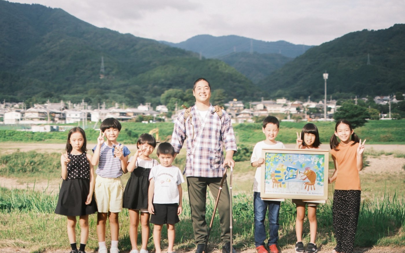 紙芝居師の小川よしのりさんと亀岡の子どもたち、紙芝居「あゆまるくん海へ行く」