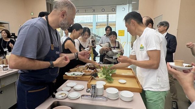 調理・盛り付けの様子