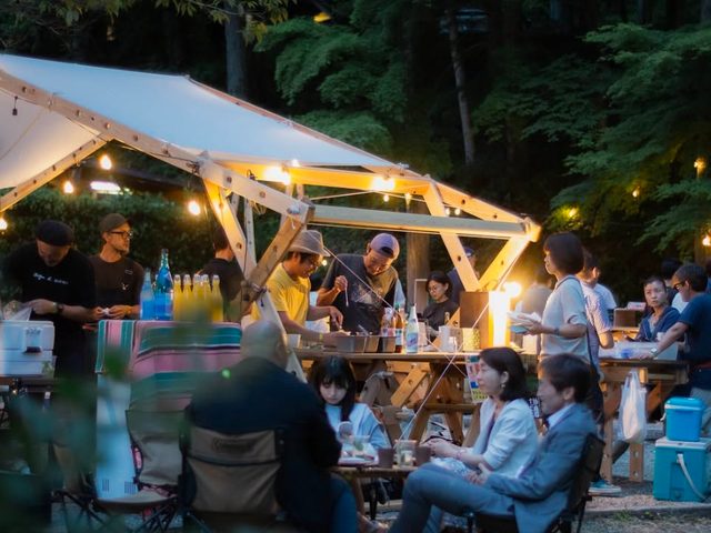 ツチフェス in 徳島 2025 屋台とテーブルの賑わい