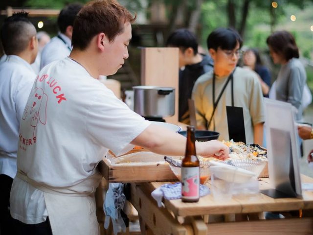 料理を仕上げるシェフ